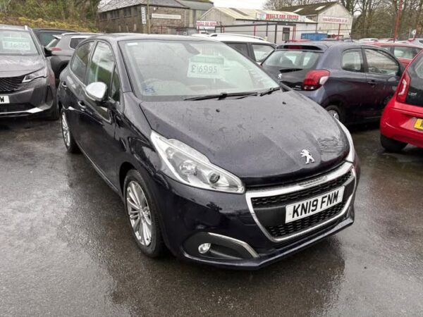 Peugeot 208 Signature Model 1200 petrol £6,995
